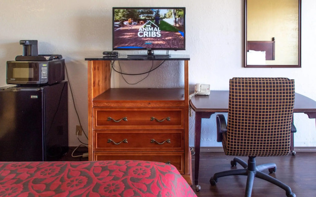 Days Inn by Wyndham Clinton