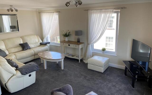 Eastcliffe Penthouse, 2 beds & bathrooms with parking