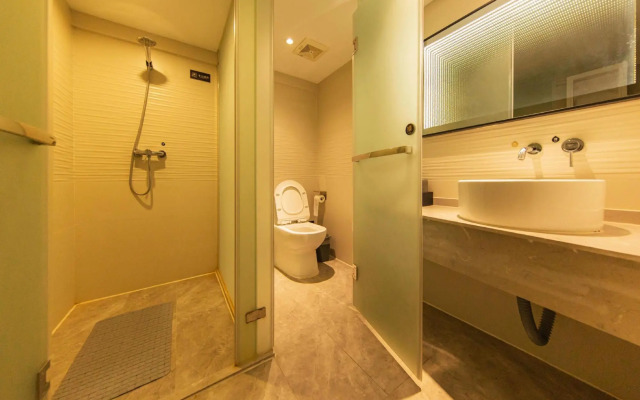 Huayi City Hotel (Wuhan Wujia Shandong Wudao Light Rail Station)