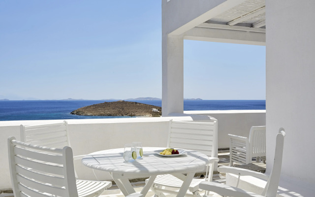 Mr & Mrs White Tinos