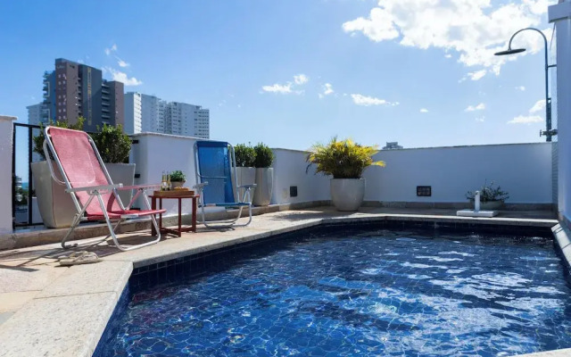 Cobertura com Piscina privativa e AC
