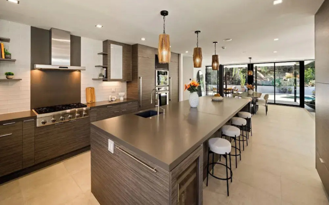 Valea Estate - Secluded Beverly Hills Retreat 1-acre Oasis