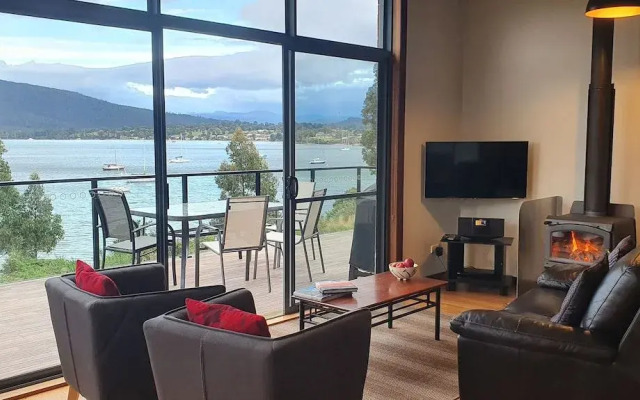 The Beach House- Essentially Tas Dover
