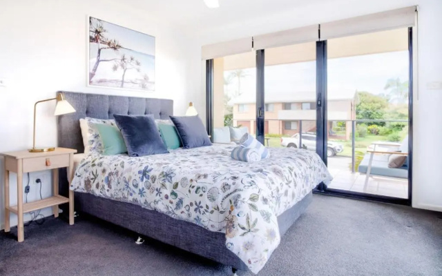 Stones Throw To Shelly Beach - Pet Friendly only a minutes walk to Shelly Beach! – Guest Rooms – Shelly Beach