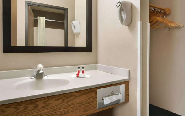 Super 8 by Wyndham Akron S/Green/Uniontown OH