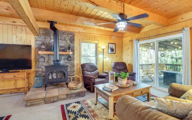 Hot Tub + Decks: Sherwood Forest Cabin