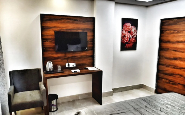 Hotel Aerocity Purple Orchid
