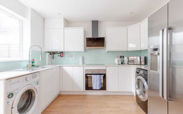 Spacious 4BD Home, Near Excel London!