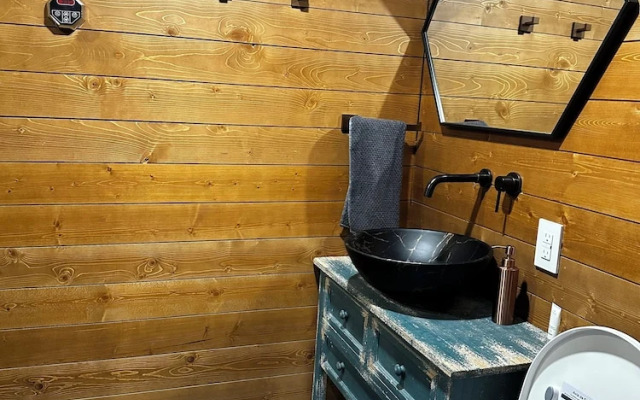 Beamsville Rustic Modern Suites