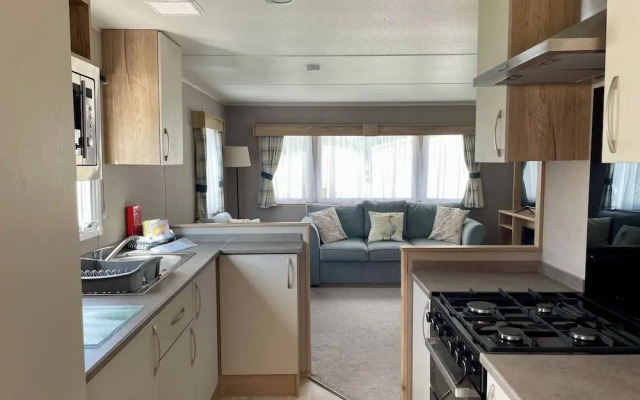 Cosy 3 Bedroom Caravan in South Cerney