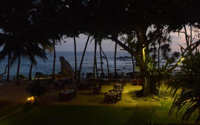 Sri Gemunu Beach Resort