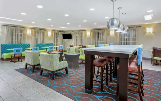 La Quinta Inn & Suites Dallas - Las Colinas