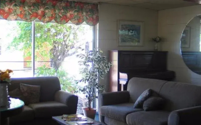 Inland Oasis Motel