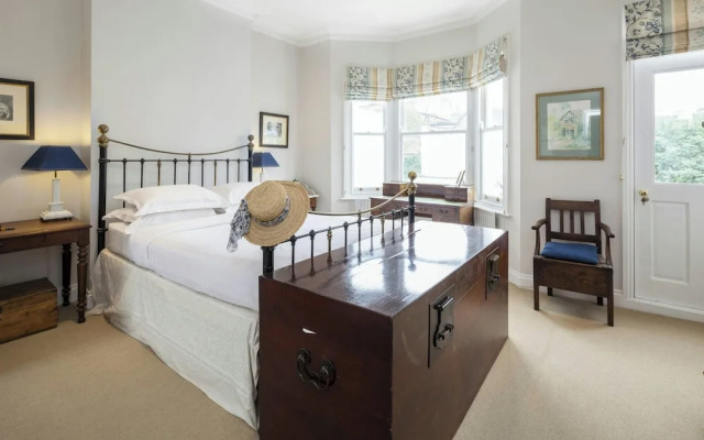 Winchendon Road by Onefinestay