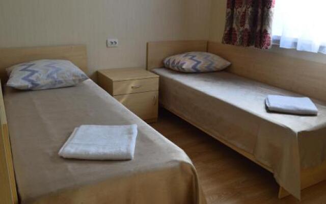 Hotel 1 May