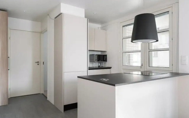 Modern 1BR Apartment with Balcony