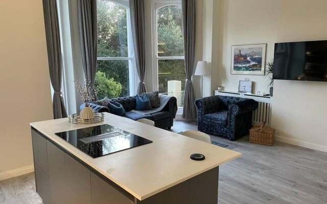 Stunning Apartment in Clifton Gardens, Westend