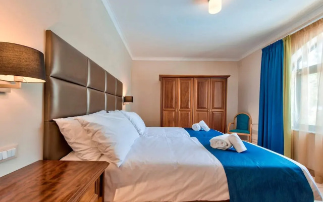 Villa Gardenia - 5 Bedroom Holiday Villa With Pool