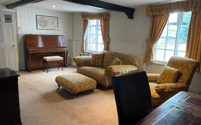 4 BR & 2 Bathroom House Parking Garden St Neots Town Centre