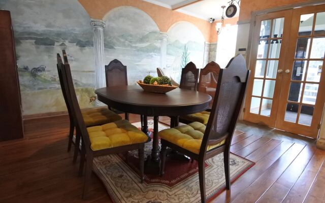 Black Rooster Guesthouse