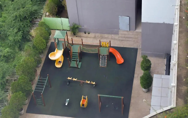 Elegant Studio Apartment at Nifarro Park By Travelio