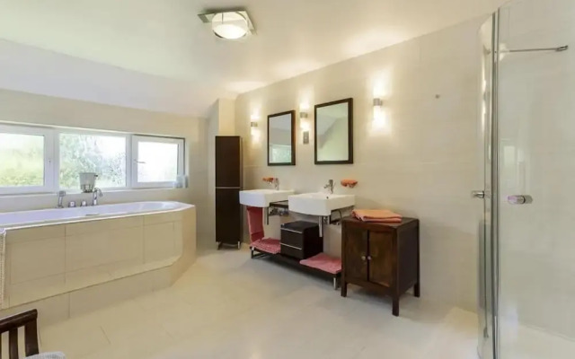 Sleeps10/18-parking-garden-pool-hottub-balcony