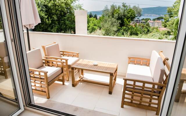 1-bed Large Apartment in Tivat Swiming Pool