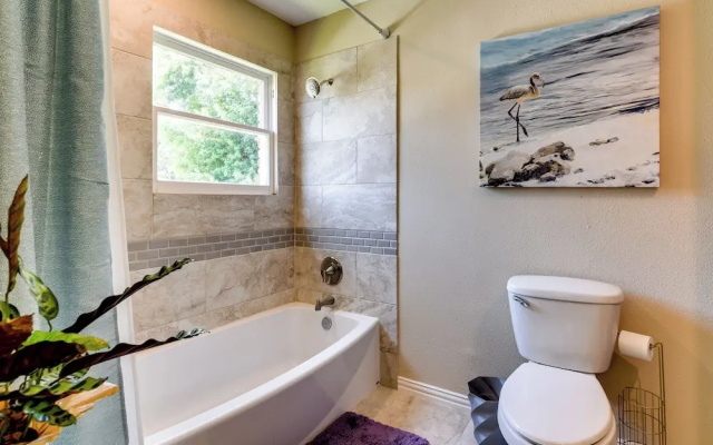 Galveston Getaway w/ Hot Tub & Fenced-in Yard!
