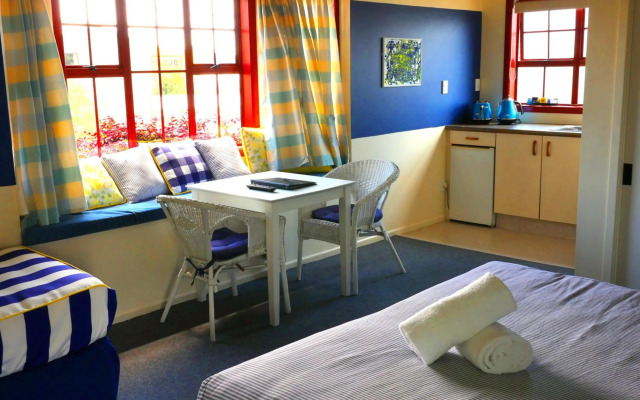 Ducks & Drakes Boutique Motel & Backpackers
