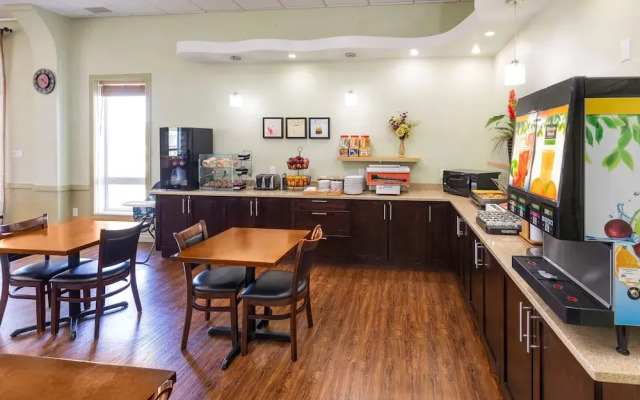 Days Inn & Suites Whitecourt