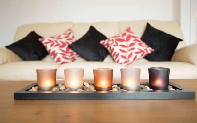 5 Riverside Gardens