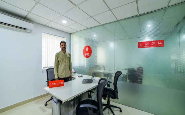 OYO 23589 Crown Palace