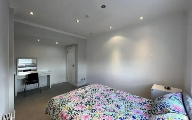 3 Bedroom House in London - Private Garage - Wi-fi