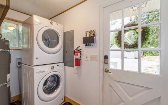 Chiwawa River Chalet 3 Bedroom Home by NW Comfy Cabins by RedAwning