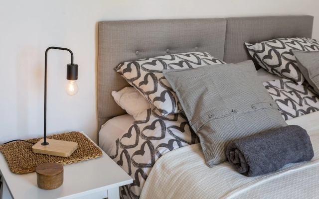 Modern apt With Terrace 4 min Walk to the Beach