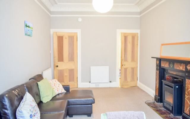2 Bedroom Apartment Close to Edinburgh City Centre