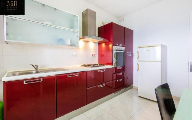 Unique Seafront 3BR, Sliema beach - AC & WiFi by 360 Estates