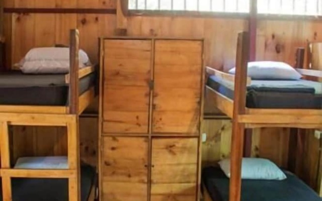 Burnt Toast Surf Camp - Hostel