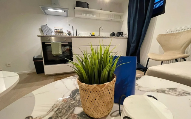 One Lux Stay Near Antwerp Central - Studio Apartment