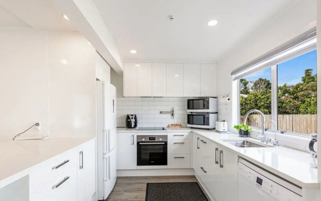 Spacious, Freshly Renovated 3Br Ellerslie Unit!