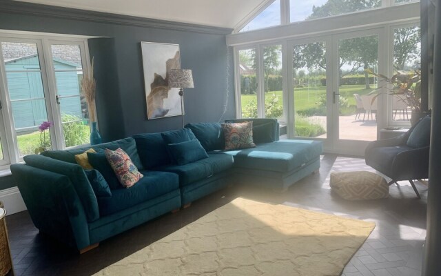Stylish 5-bed Coach House in Badgworth