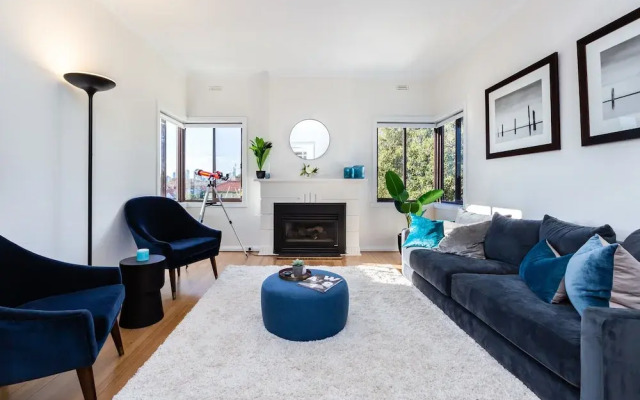 Lighthouse Cozy 2BDR with CITY VIEWS