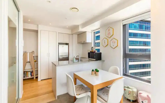 City Views From Bright And Spacious Apartment!