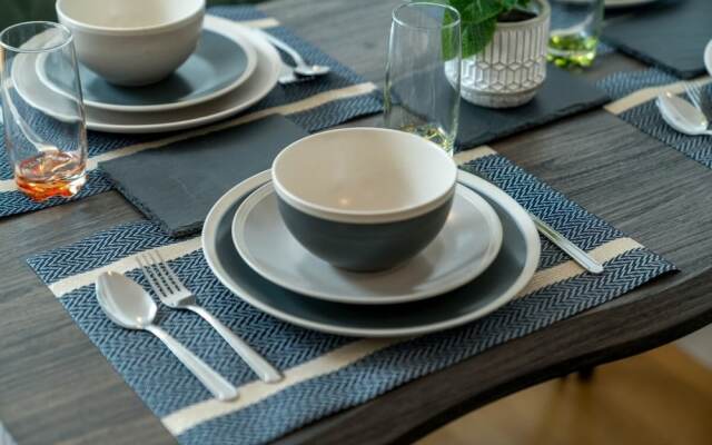 Stunning 3BD Flat, Parking, Sleeps Six, Near Park