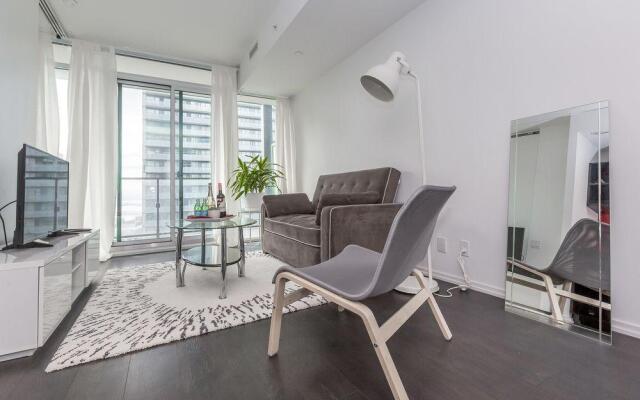 Noel Suites - John and Front St West