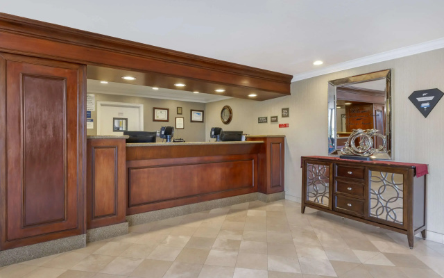 Best Western Plus Marina Shores Hotel