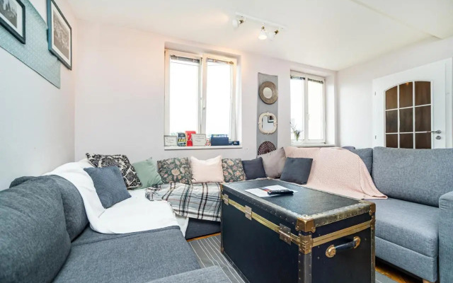 Central, Spacious, Modern 5 Bedrm duplex w/Balcony