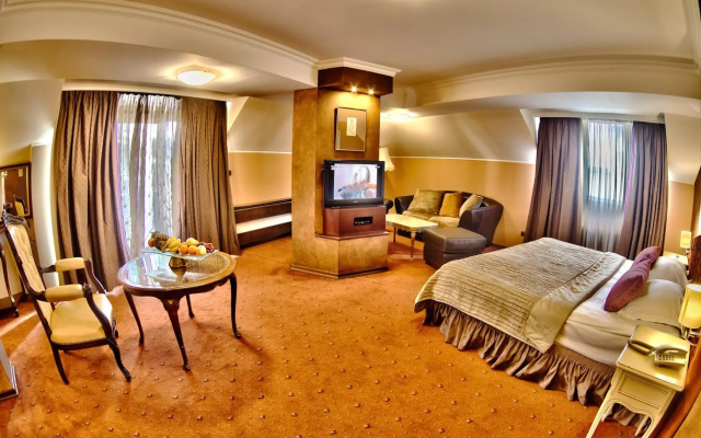 Meg Lozenetz Hotel