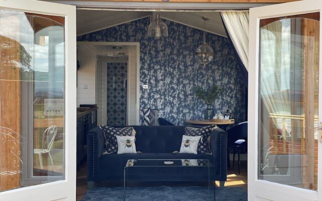 Cosy Lodge With Private Hot Tub in Tottergill Farm