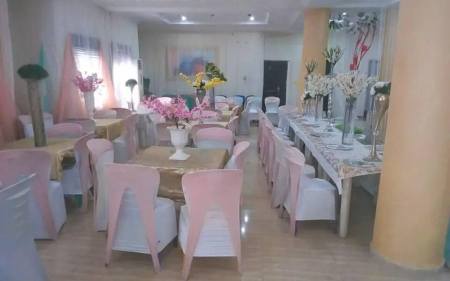 Ice Grand Hotel & Suites